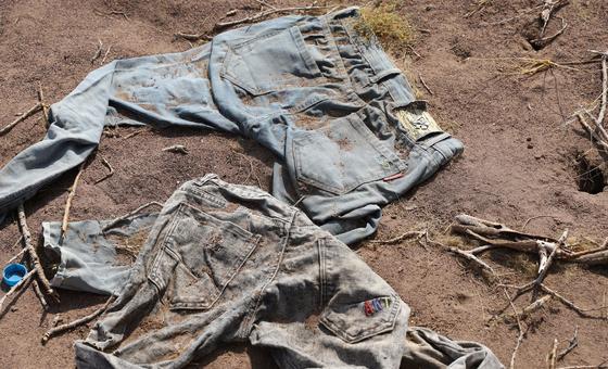 Imagen de archivo de ropas que se cree han sido desechadas en una ruta migratoria.